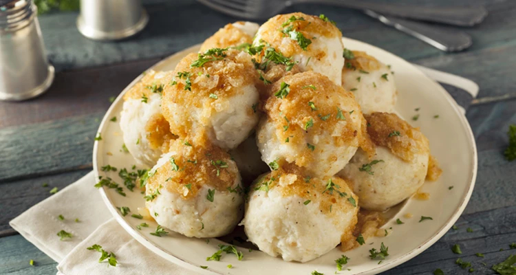 Waldviertler Erdäpfel-Speck-Knödel mit Sauerkraut